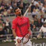 Novak Djokovic con gli occhi chiusi e la testa inclinata da un lato