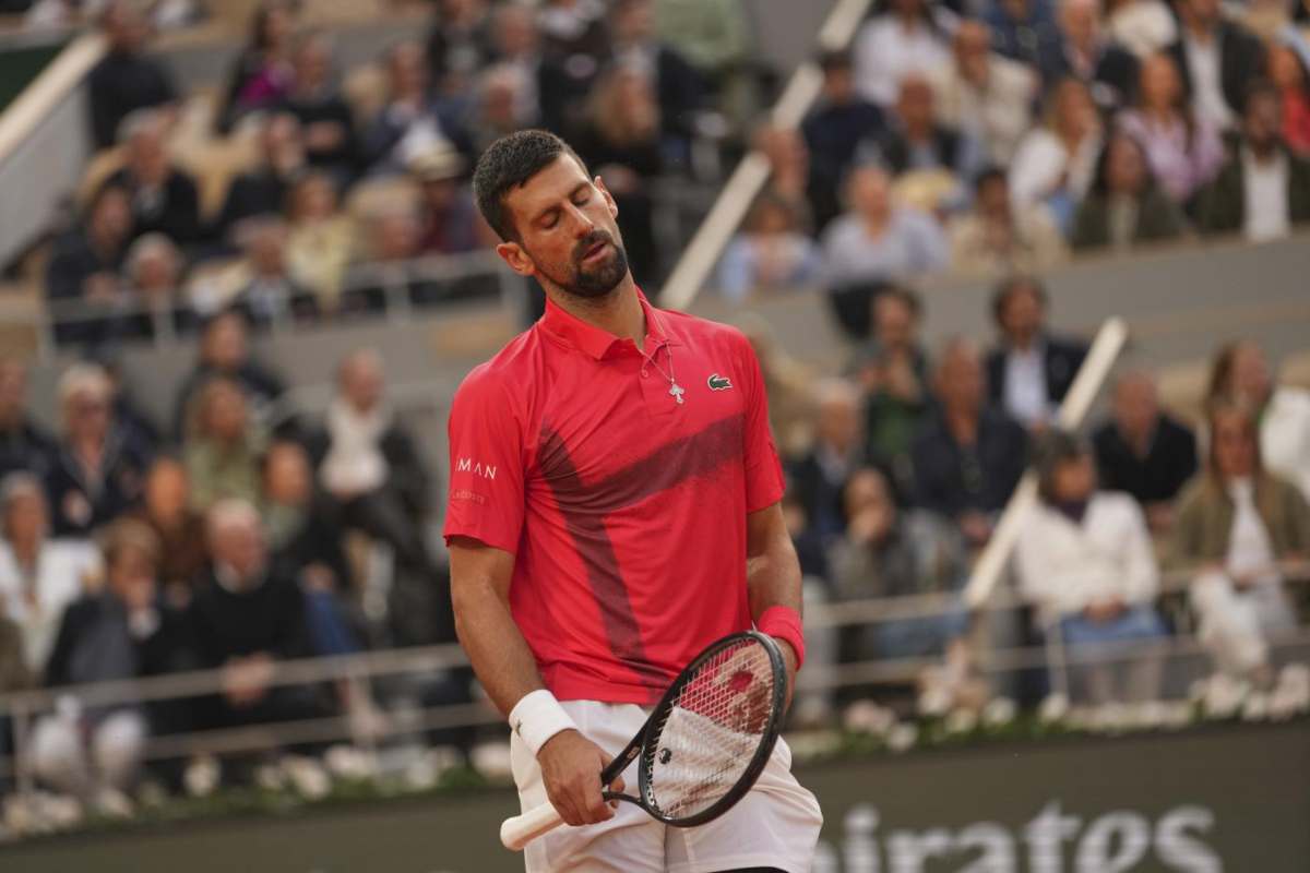 Novak Djokovic con gli occhi chiusi e la testa inclinata da un lato