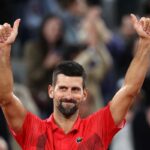Novak Djokovic saluta i tifosi mostrando i pollici