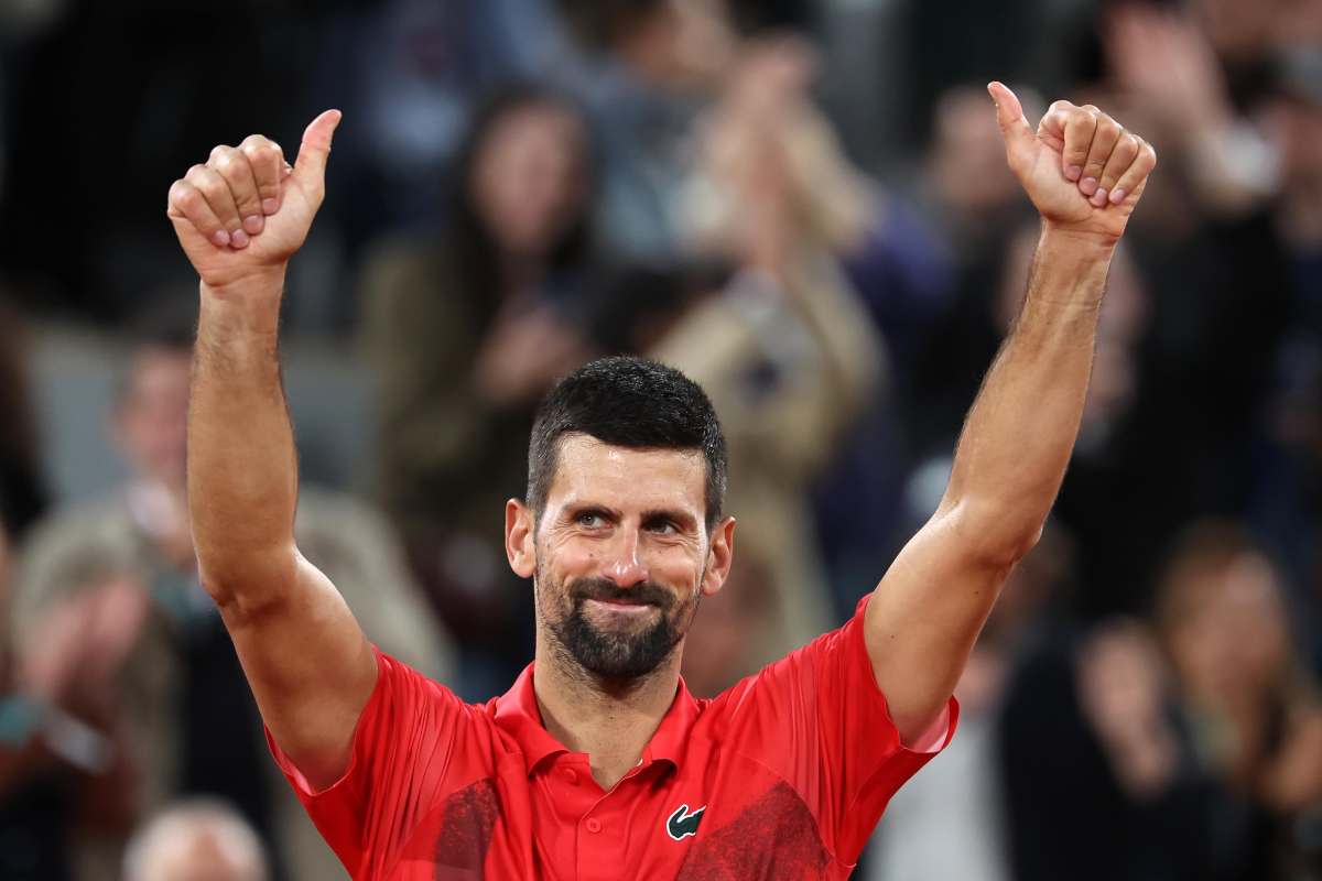 Novak Djokovic saluta i tifosi mostrando i pollici