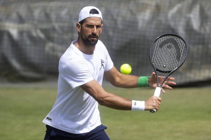 Novak Djokovic in una sessione di allenamento a Wimbledon
