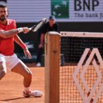 Novak Djokovic gioca un dritto in allungamento al Roland Garros