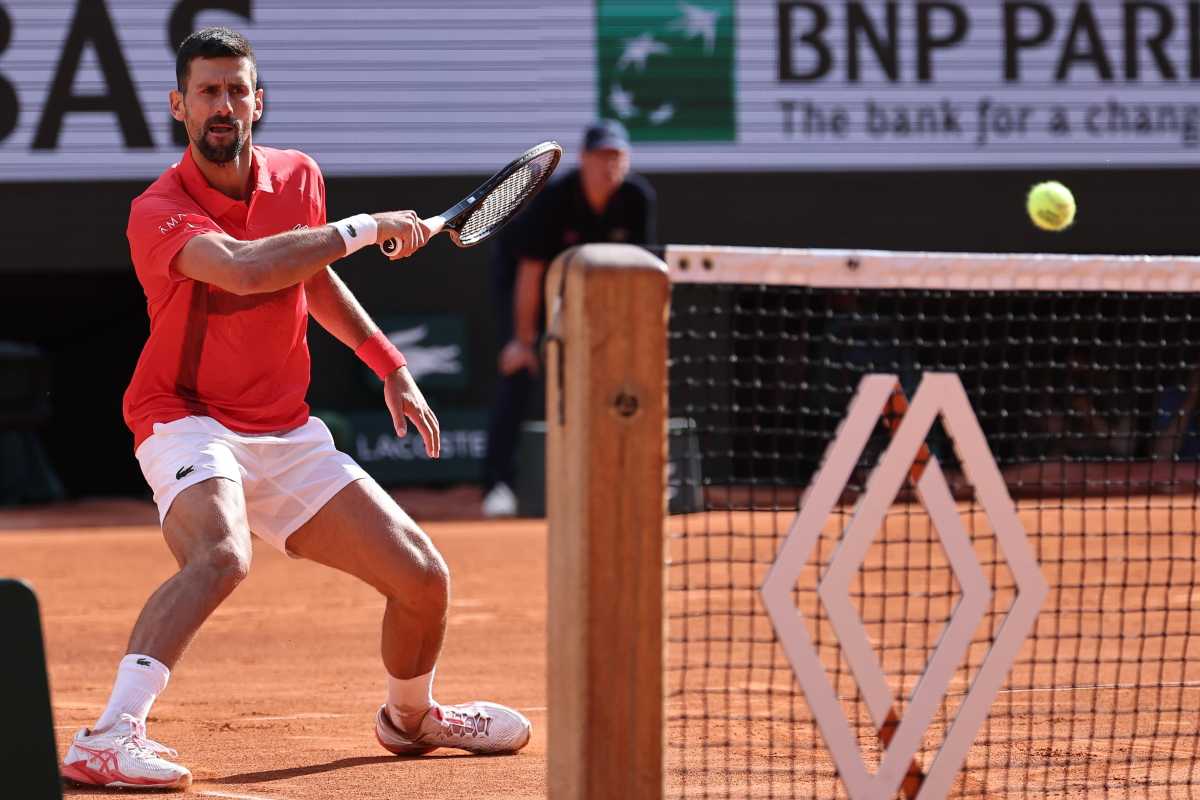Novak Djokovic gioca un dritto in allungamento al Roland Garros