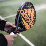 Racchetta da padel tra le mani di un giocatore