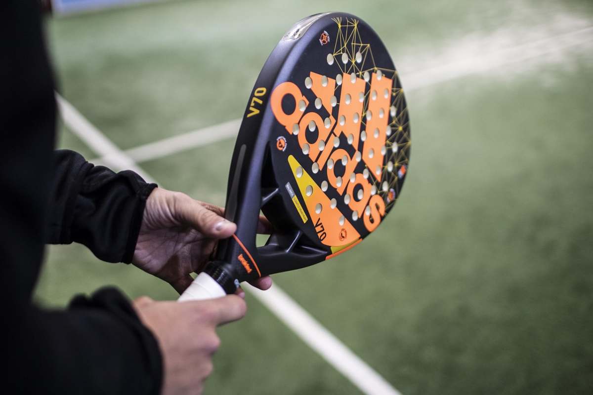Racchetta da padel tra le mani di un giocatore