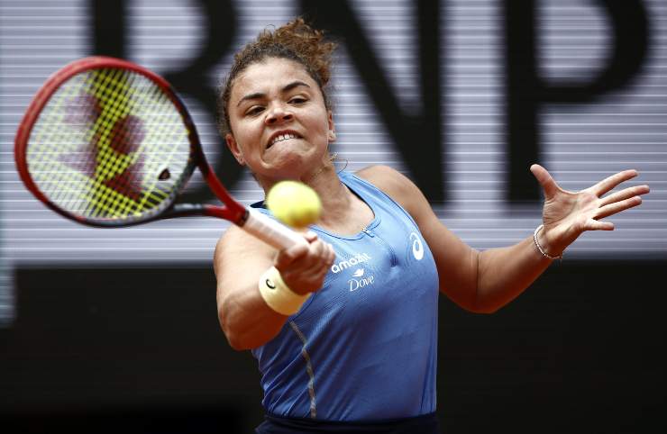 Jasmine Paolini colpisce con il dritto