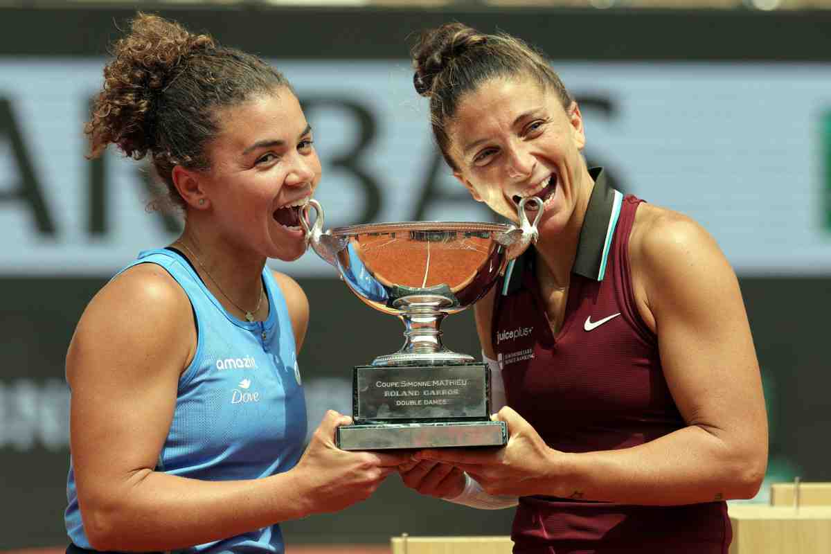 Jasmine Paolini e Sara Errani con il trofeo del Roland Garros
