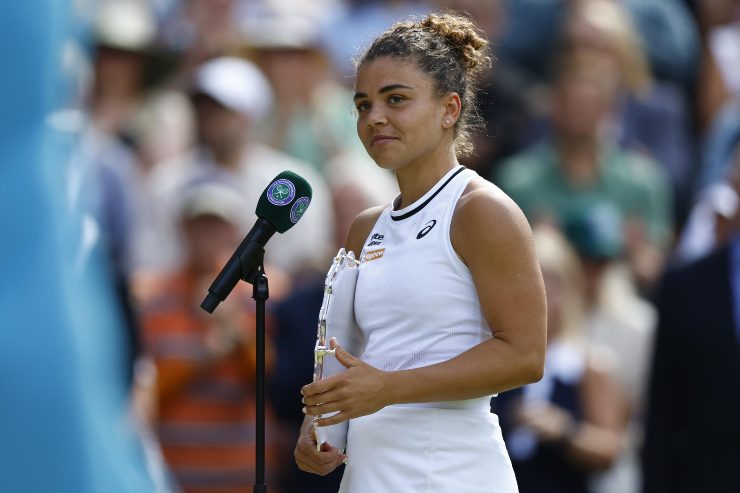 Jasmine Paolini col trofeo della finalista a Wimbledon 2024