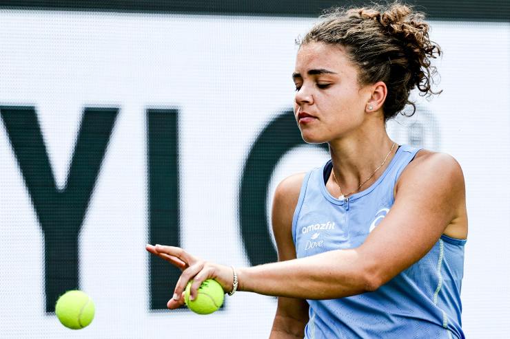 Jasmine Paolini preoccupata al servizio