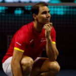 Rafa Nadal accasciato a terra nel giorno dell'addio al tennis