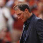 Rafa Nadal in primo piano, di profilo e a capo chino