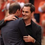 Rafa Nadal e Roger Federer abbracciati