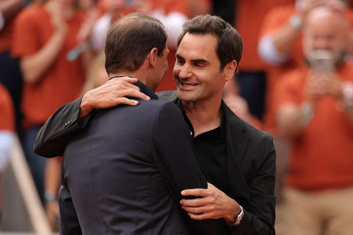 Rafa Nadal e Roger Federer abbracciati