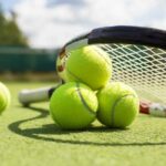 Racchetta e palline da tennis sul campo
