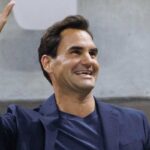 Roger Federer saluta i suoi tifosi