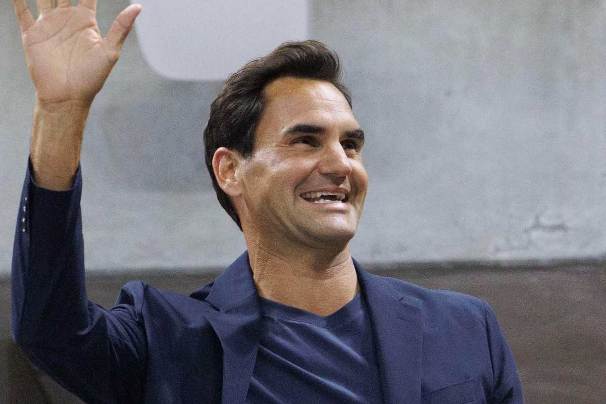 Roger Federer saluta i suoi tifosi