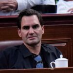 Roger Federer seduto in tribuna