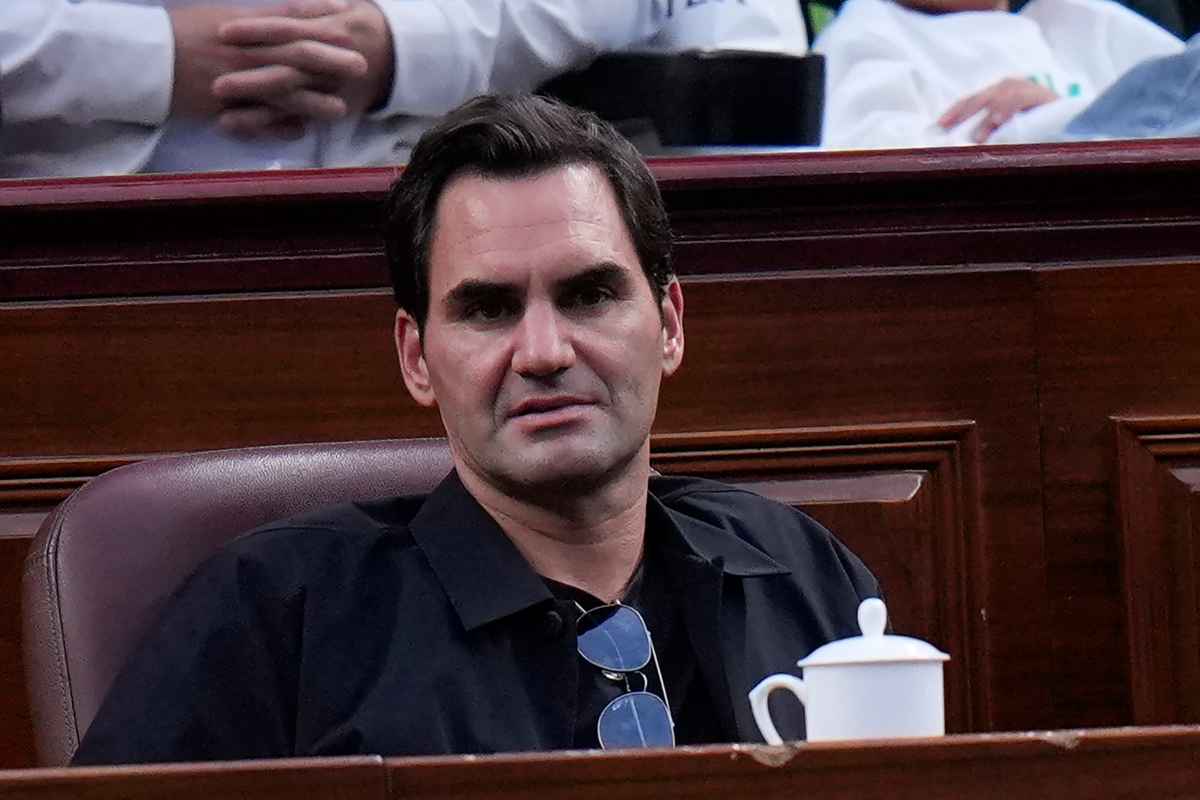 Roger Federer seduto in tribuna