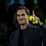 Roger Federer con due palline in mano