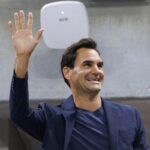 Federer saluta il pubblico