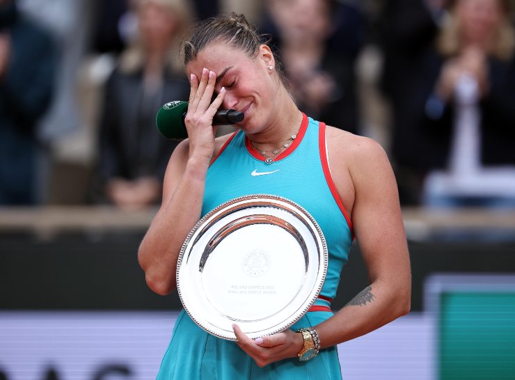 Aryna Sabalenka in lacrime col piatto della seconda classificata
