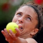 Sara Errani in procinto di servire