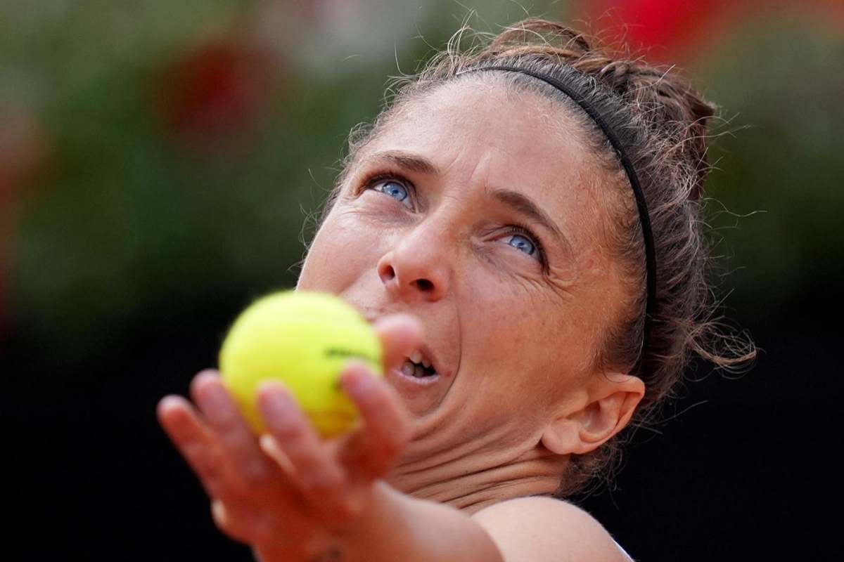 Sara Errani in procinto di servire
