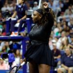 Serena Williams esulta alzando il pugno al cielo