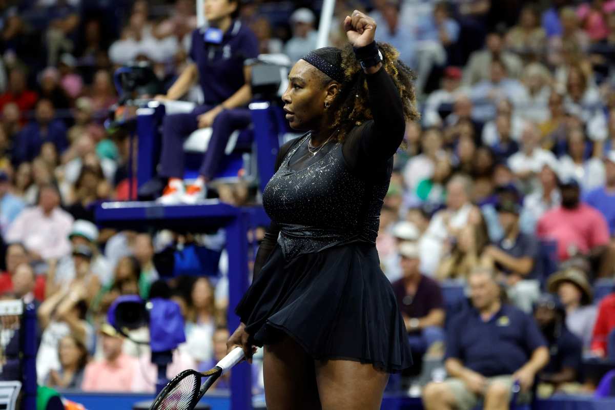 Serena Williams esulta alzando il pugno al cielo