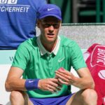 Jannik Sinner seduto durante una partita