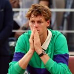 Jannik Sinner con le mani sulla bocca