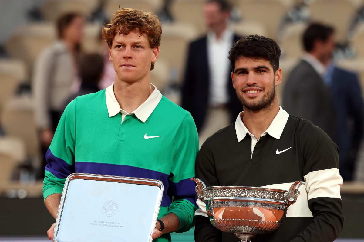 Sinner e Alcaraz durante la premiazione del Roland Garros