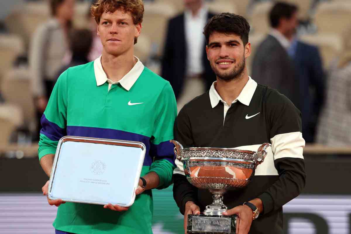 Jannik Sinner e Carlos Alcaraz con i trofei