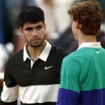 Jannik Sinner e Carlos Alcaraz si salutano dopo la finale del Roland Garros