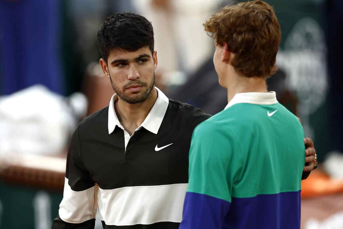 Jannik Sinner e Carlos Alcaraz si salutano dopo la finale del Roland Garros