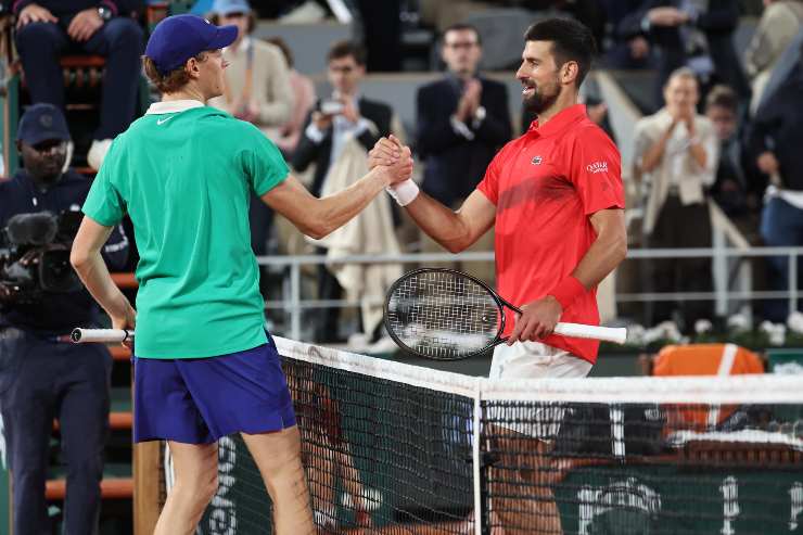Sinner e Djokovic si danno il cinque a rete