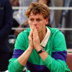 Sinner seduto e con lo sguardo perso nel vuoto, dopo la finale persa al Roland Garros