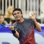 Taro Daniel in azione con il dritto