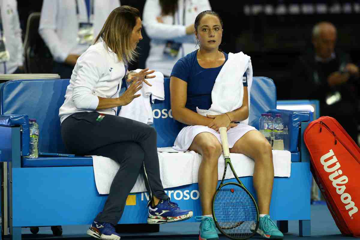 Tathiana Garbin seduta in panchina al fianco di Elisabetta Cocciaretto