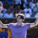 Taylor Fritz saluta i tifosi con le braccia alzate