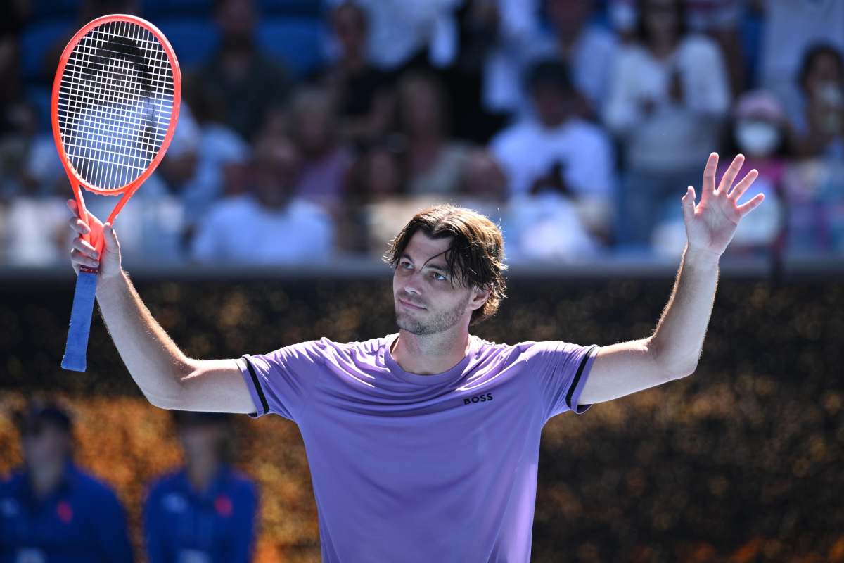 Taylor Fritz saluta i tifosi con le braccia alzate