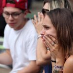 Tifose di tennis con le mani sul volto in segno di incredulità
