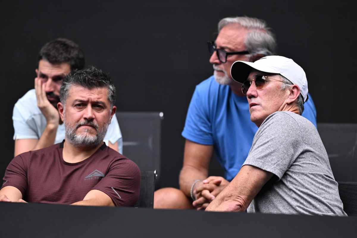 Simone Vagnozzi e Darren Cahill osservano un match di Sinner
