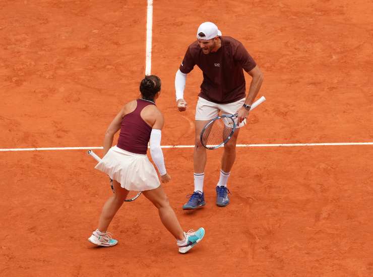 Sara Errani e Andrea Vavassori esultano dopo la vittoria nel doppio misto