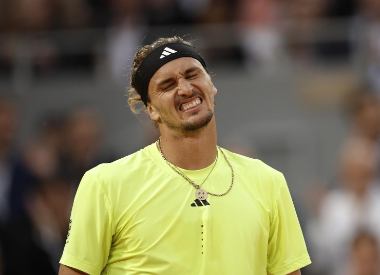 Sascha Zverev disperato dopo uno scambio a Parigi