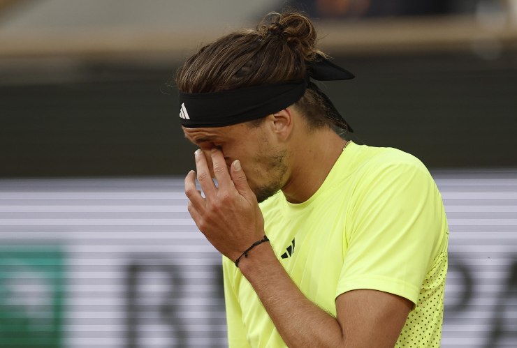 Sascha Zverev si tocca il viso a Parigi