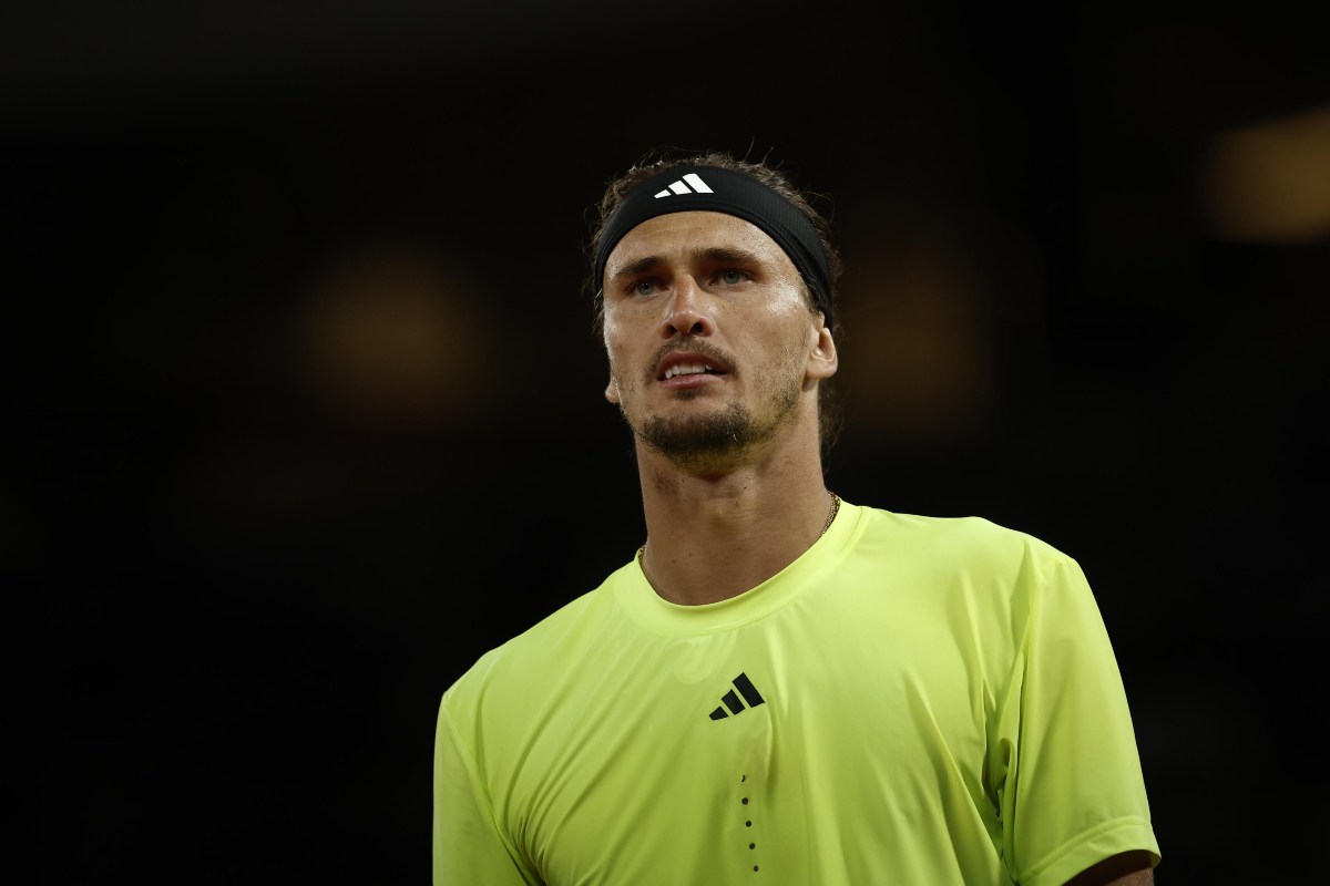 Zverev guarda avanti con espressione perplessa