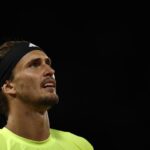 Zverev guarda in alto perplesso