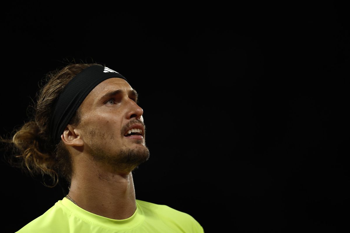 Zverev guarda in alto perplesso