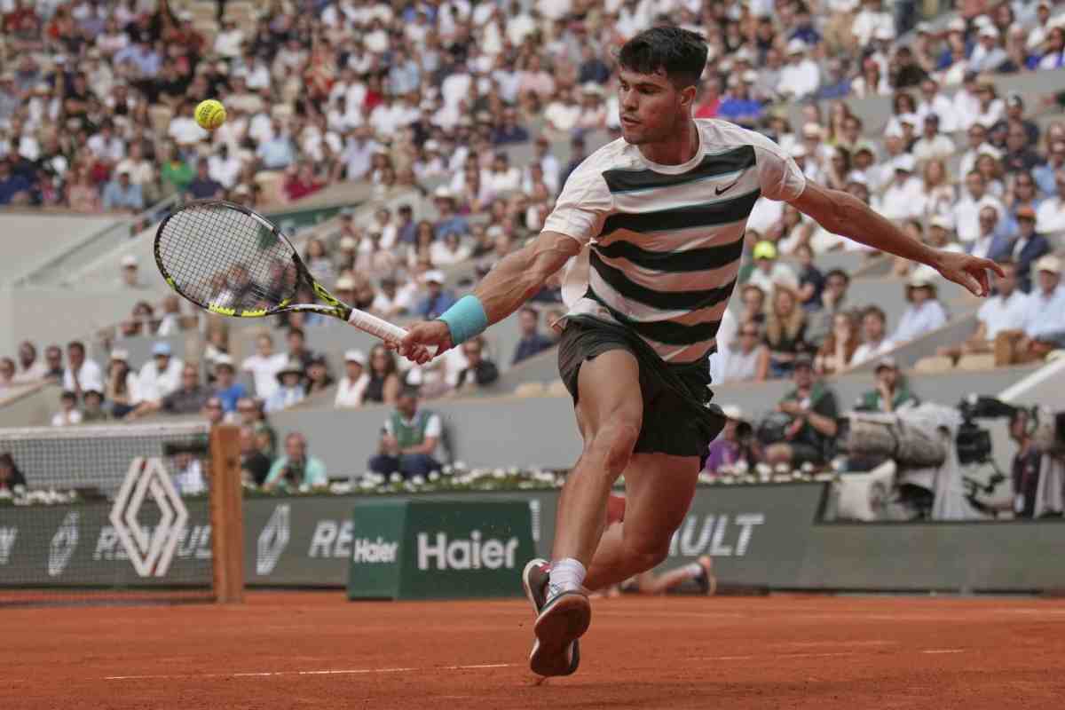 Carlos Alcaraz in azione al Roland Garros